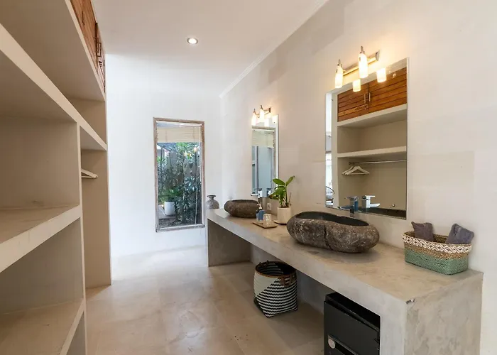 Bodhi Kulture - 5br Tropical Estate With Huge Infinity Pool In Canggu